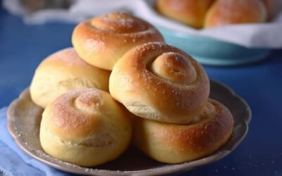 Fluffy Sugared Egyptian Bread Rolls
